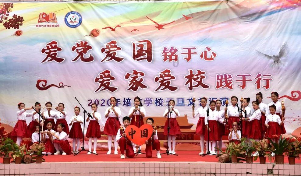 58岁钟楚红典雅装出席活动，睹物思情谈张国荣一句话胜千言万语！
